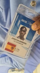 Carnet hospitalario de Jonatha Barbosa con bandera española — Rede D'Or